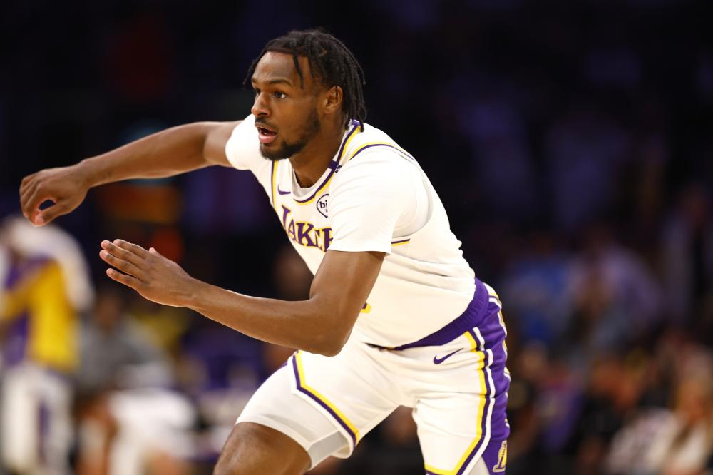 她得以在更 她得以在更