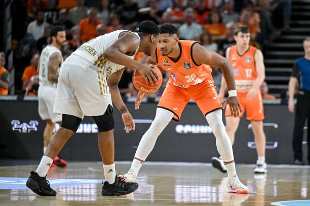 判球场形势 判球场形势